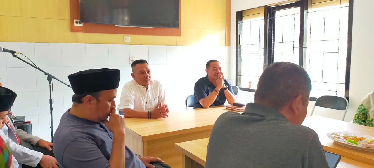 Kepala Bakesbangpol Kabupaten Sumedang Asep Tatang Sujana didampingi Kepala Bidang Politik Dalam Negeri dan Ormas pada Badan Kesbangpol Kabupaten Sumedang, Nurhayat S.STP.