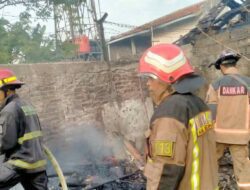 Diduga Korsleting Listrik, 3 Rumah di Dayeuhkolot Hangus Terbakar