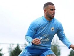 Kyle Walker Berbicara dengan Pep Guardiola Terkait Minat Bayern Munich: Masa Depan di Ujung Tanduk?