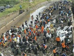 Lautan Sampah Sumbat Aliran Sungai Cikeruh, Ratusan Warga Kabupaten Bandung Bergerak