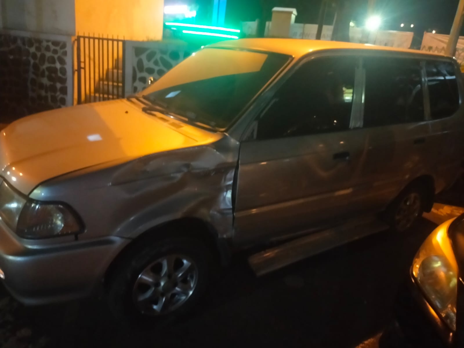 Pengendara Motor Menabrak Kijang