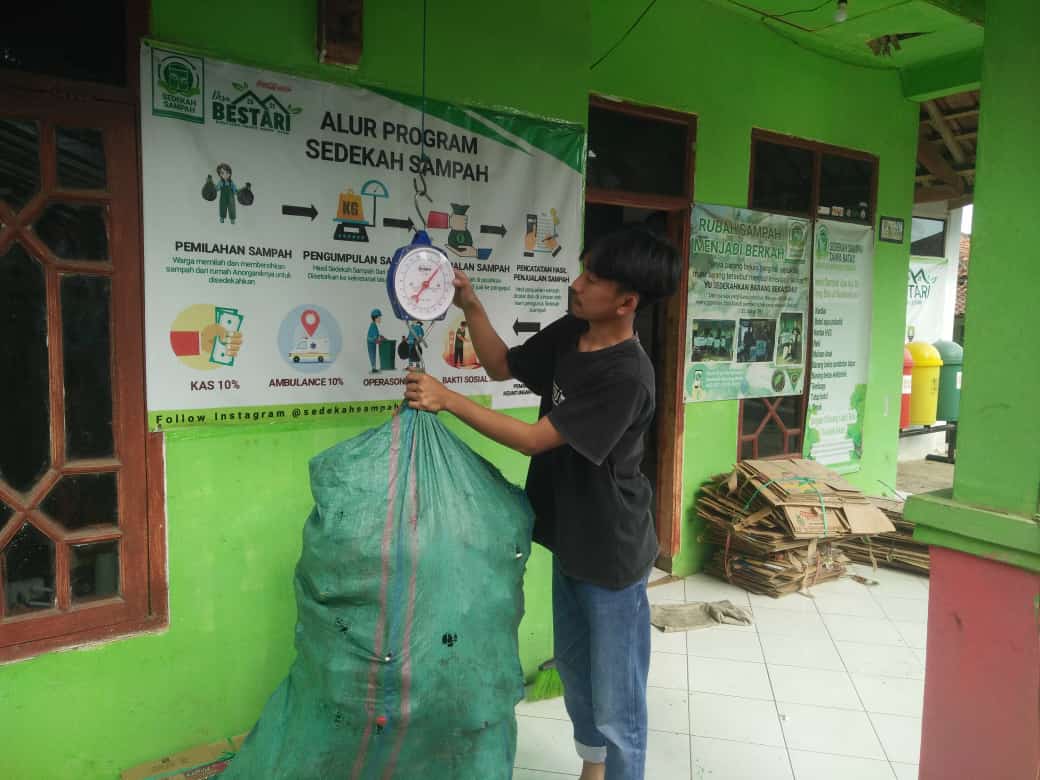 Program sedekah sampah Gempa
