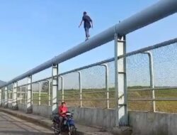 Viral, Aksi Seorang Remaja Nyebrang Saluran Air di Atas Jembatan Tol Cisumdawu Sumedang