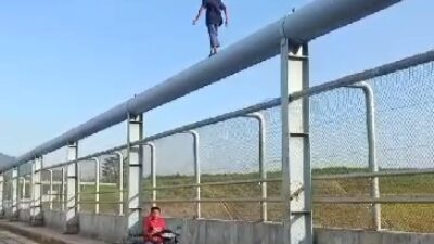 Viral, Aksi Seorang Remaja Nyebrang Saluran Air di Atas Jembatan Tol Cisumdawu Sumedang