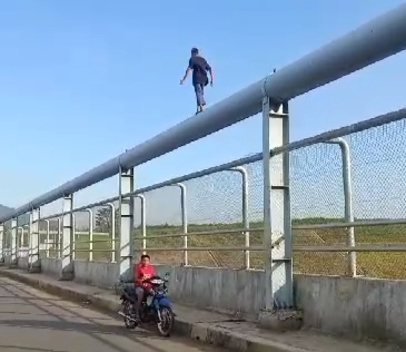Remaja Naik Saluran Air Cisumdawu