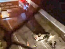 Tabrak Barrier, Mobil Daihatsu Ayla Terguling di Tol Cisumdawu Sumedang