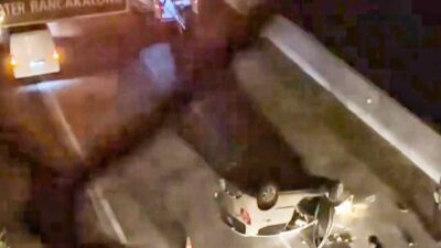 Tabrak Barrier, Mobil Daihatsu Ayla Terguling di Tol Cisumdawu Sumedang