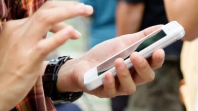 Bahaya Media Sosial bagi Remaja dan Tips Mengatasi Kecanduan