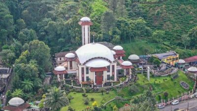 Masjid Atta'Awun Puncak Jawa Barat