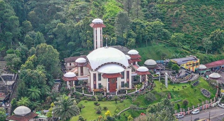 Masjid Atta'Awun Puncak Jawa Barat