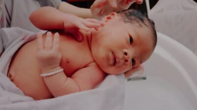 Manfaat Menunda Pemotongan Tali Pusat Bayi: Pentingnya bagi Kesehatan dan Perkembangan Jangka Panjang