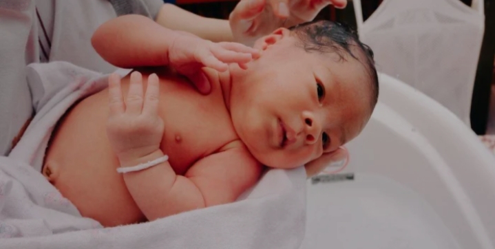 Pemotongan Tali Pusat Bayi