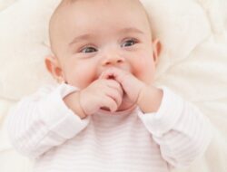Posisi Tidur yang Benar untuk Bayi 0-3 Bulan: Amankan Tidur Si Kecil dengan Tips Dokter