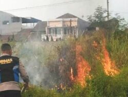 Di tengah Musim Kemarau, Alang-alang Tak Jauh dari Permukiman di Baleendah Terbakar