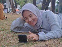 Menggunakan Mode Flex di Samsung Galaxy Z Flip5 untuk Scrolling TikTok dengan Gaya Baru