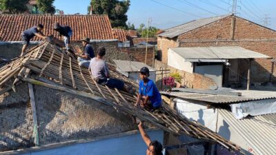 Karang Taruna Desa Jatiroke Sumedang Gotong Royong Bantu Perehaban Rutilahu dan Berikan Sembako