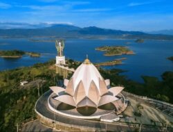Menikmati View Raja Ampatnya Jawa Barat dari Menara Kujang Sapasang Sumedang