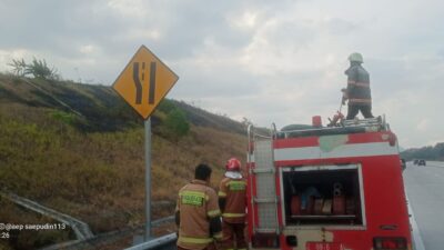 Lahan Area Tol Cisumdawu Terbakar