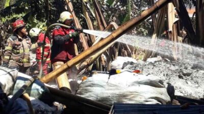 Innalillahi! Api Hanguskan Gudang Rongsok di Padasuka Saat Upacara HUT RI ke-78
