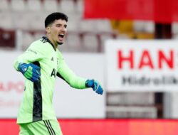 Manchester United Meningkatkan Kepentingan pada Altay Bayindir dari Fenerbahce