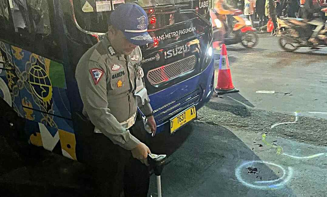Pemotor Tewas Tertabrak Bus