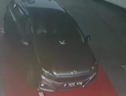 Waduh! Pemobil Ini Terekam CCTV Curi Uang di SPBU Sumedang