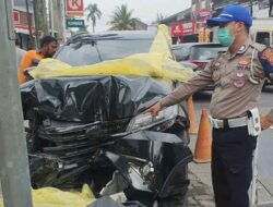 Dua Motor Matic Diseruduk Toyota Rush di Kiaracondong, Begini Kronologisnya