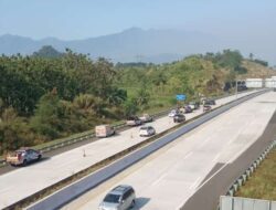 Minibus Terbalik di KM 185 Tol Cisumdawu Arah Pintu Tol Cimalaka Sumedang