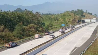 Minibus terbalik di Cisumdawu
