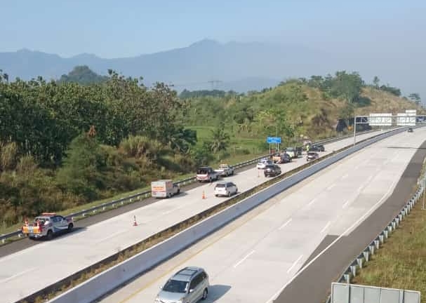 Minibus terbalik di Cisumdawu