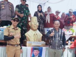 Replika Patung Mantan Wakil Presiden Republik Indonesia ke-4 Diarak Keliling Desa di Situraja Sumedang
