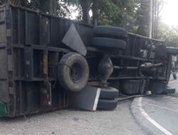 Truk Pengangkut Sepatu Hilang Kendali dan Terbalik di Tikungan Cikuda Jatinangor Sumedang