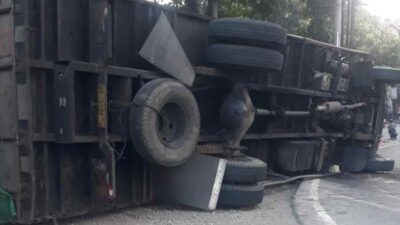 Truk Pengangkut Sepatu Hilang Kendali