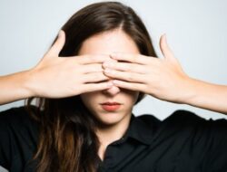 Mengatasi Scopophobia: Menghadapi Ketakutan Berlebihan Akan Tatapan Orang Lain