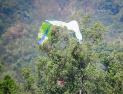 BPBD Sumedang Evakuasi Atlet Paralayang yang Tersangkut di Pohon Setinggi 20 Meter
