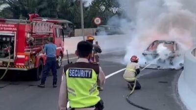 Mobil Sedan Terbakar Hebat di Exit Tol Cileunyi Kab Bandung