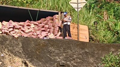 Hilang Kendali, Truk Fuso Pengangkut Minuman Energi Terbalik di Cadas Pangeran Sumedang