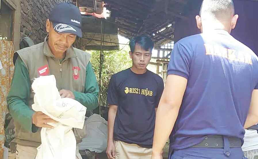 Kukang berkeliaran di Cicalengka