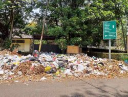 Miris! Tumpukan Sampah ‘Nongkrong’ di Kantor Pemkab Bandung Hingga Meluber