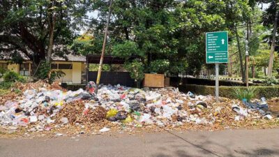 Miris! Tumpukan Sampah ‘Nongkrong’ di Kantor Pemkab Bandung Hingga Meluber