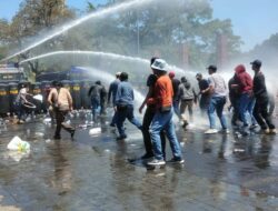 2 Mobil Water Cannon, Penjinak Bom Hingga Ratusan Polisi Dikerahkan Atasi Demonstran di Sumedang