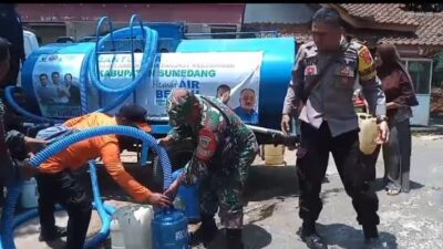 Kekurangan Air Bersih di Desa Haurngombong dan Cigendel Teratasi, Babinsa Apresiasi BPBD Sumedang
