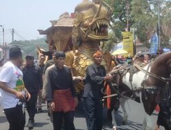 Ribuan Warga di Sumedang Tumplek ke Jalan di Momen Pelepasan Bupati dan Wabup Sumedang