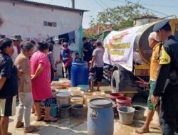 Satbrimob Polda Jabar Berikan Bantuan Air Bersih ke Warga Jatiroke Sumedang