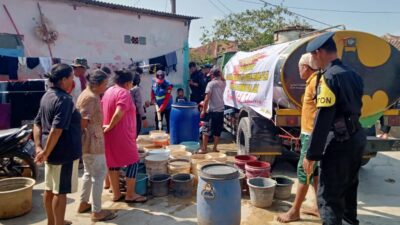 Satbrimob Polda Jabar Berikan Bantuan Air Bersih ke Warga Jatiroke Sumedang