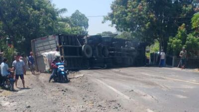Truk Box Terguling