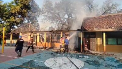 Diduga Gegara Bakar Sampah, Dua Bangunan SMPN 1 Ujungjaya Sumedang Ludes Terbakar