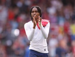 Cedera Lutut Menghantui Pemain Belakang Leeds United, Djed Spence