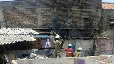 Rumah Kontrakan Semi Permanen di Bandung Kulon Hangus Terbakar