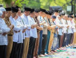 Sholat Meminta Hujan Dilakukan Ratusan ASN di Balai Kota Bandung